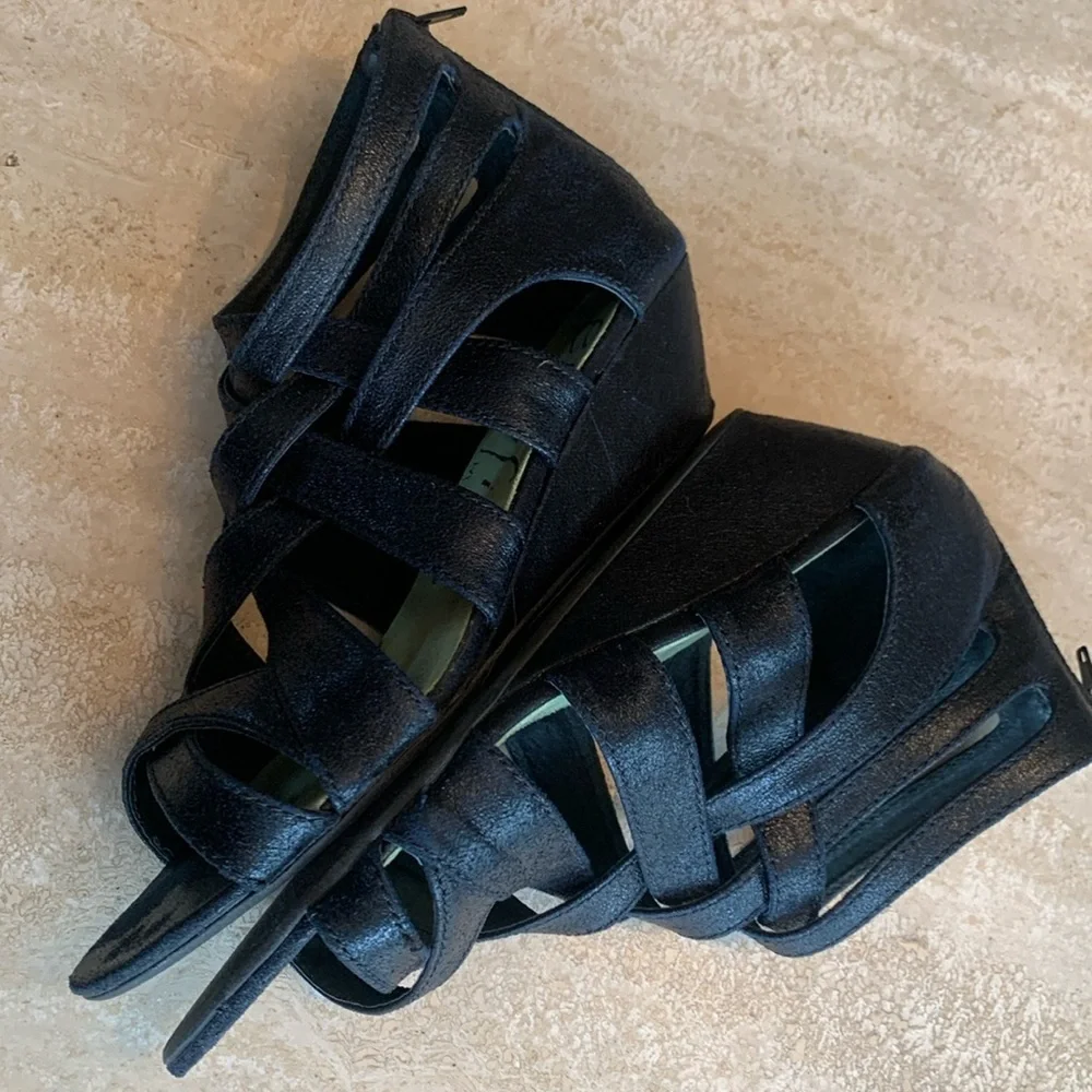 BLOWFISH black strappy leather wedge sandals, textured, back zip, 2” heel. 9 - Picture 5 of 17